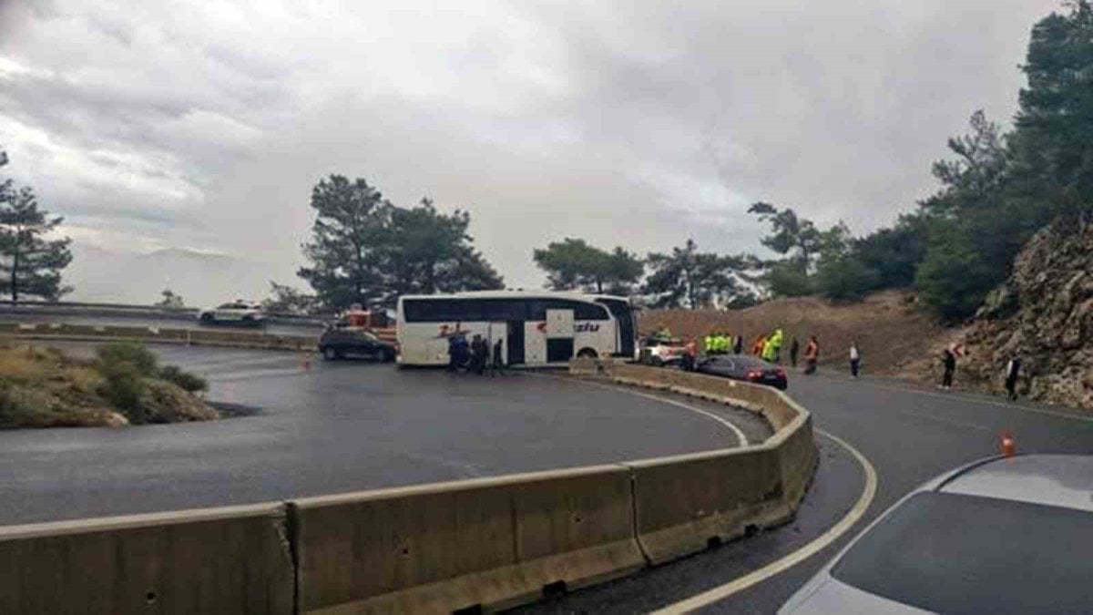 Yolcu otobüsü polis aracına çarptı