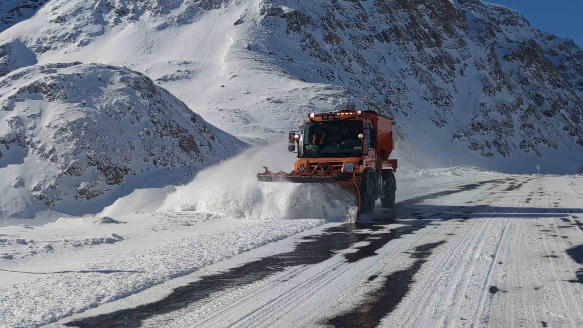 Van'da kara yoluna düşen çığ kaldırıldı