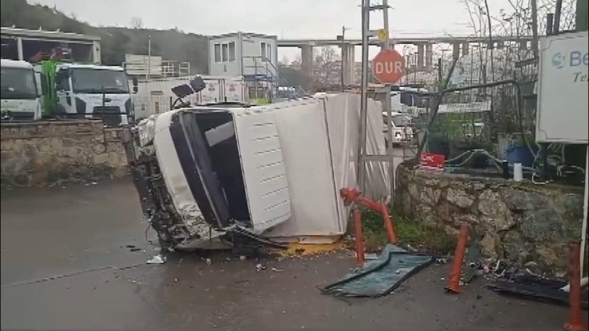 Beykoz'da iş yerinin duvarına çarpan kamyonet devrildi