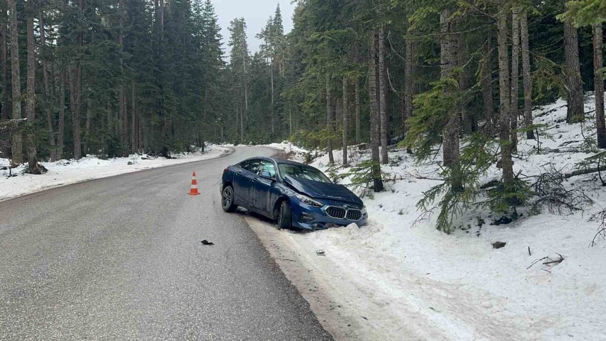 Bolu'da lüks otomobil kontrolden çıktı, kara saplandı