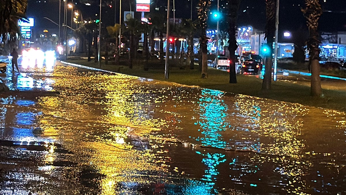 Kuşadası’nda sağanak yağış etkili oldu