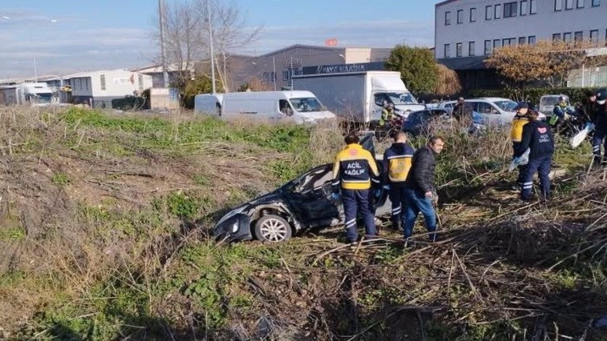 Kırmızı ışıkta geçince dereye uçtu : 2 yaralı