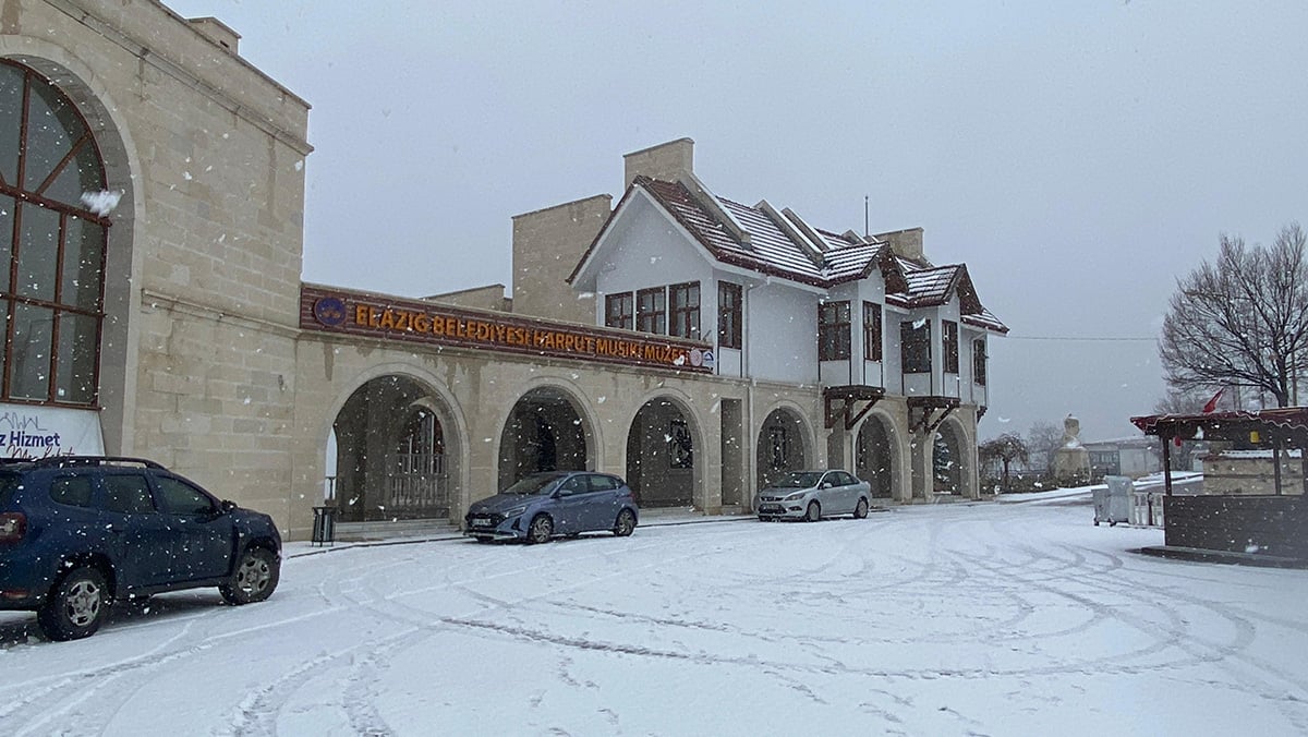 Elazığ’da tarihi mahalle beyaza büründü