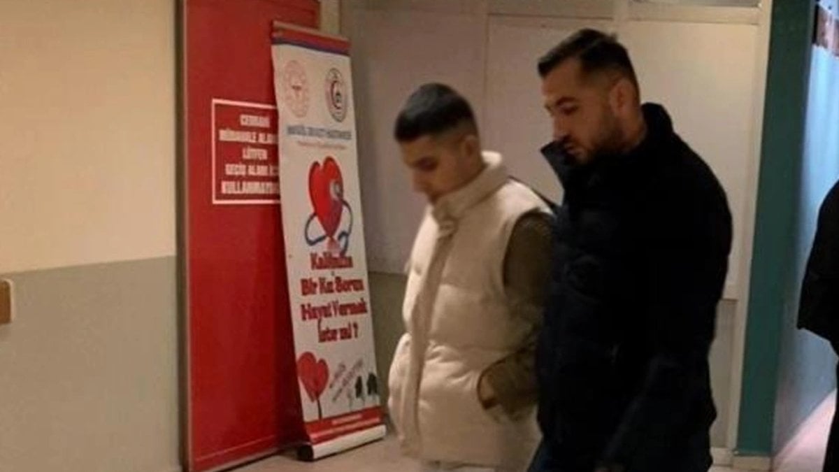 Babasını acımadan defalarca bıçakladı