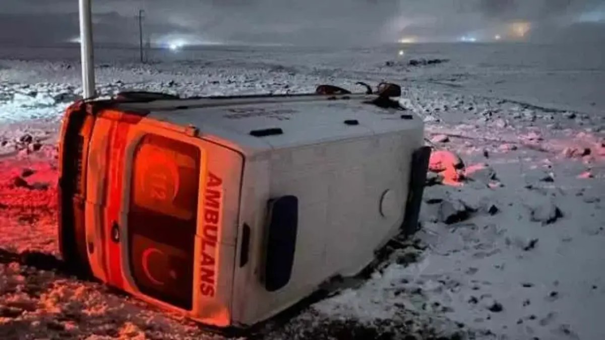 Ambulans şarampole devrildi! Sağlık görevlisini meslektaşları hastaneye kaldırdı