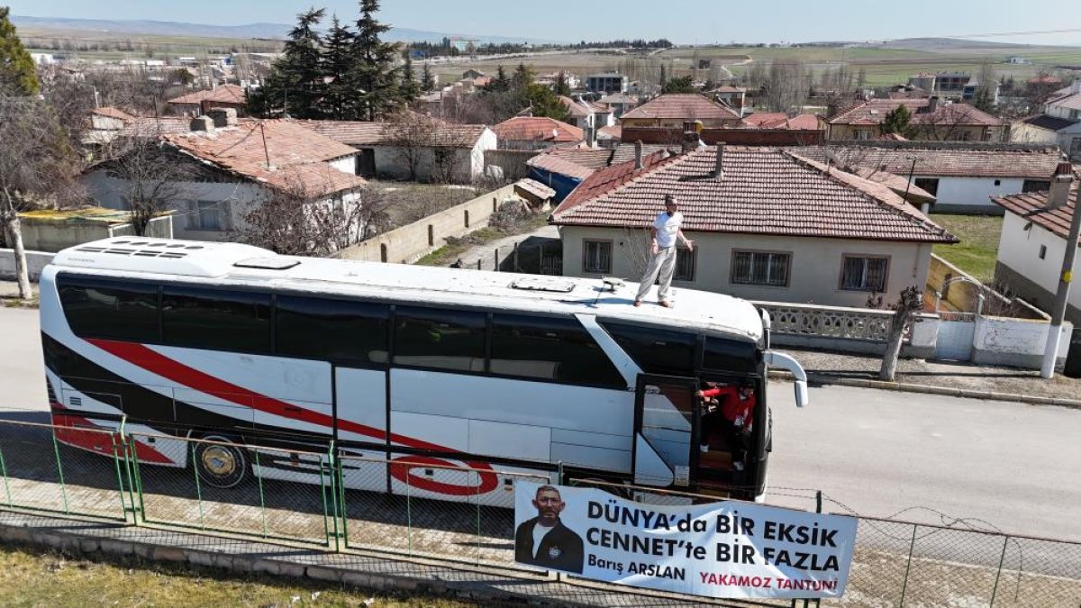 Kadın teknik direktör otobüsünün üzerinde oyuncularına taktik verdi