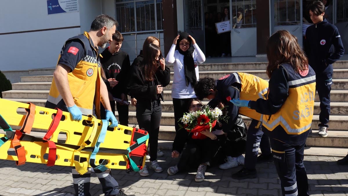 Şok Edici Sürpriz! Sağlık Görevlilerine 14 Mart Tıp Bayramı Kutlaması