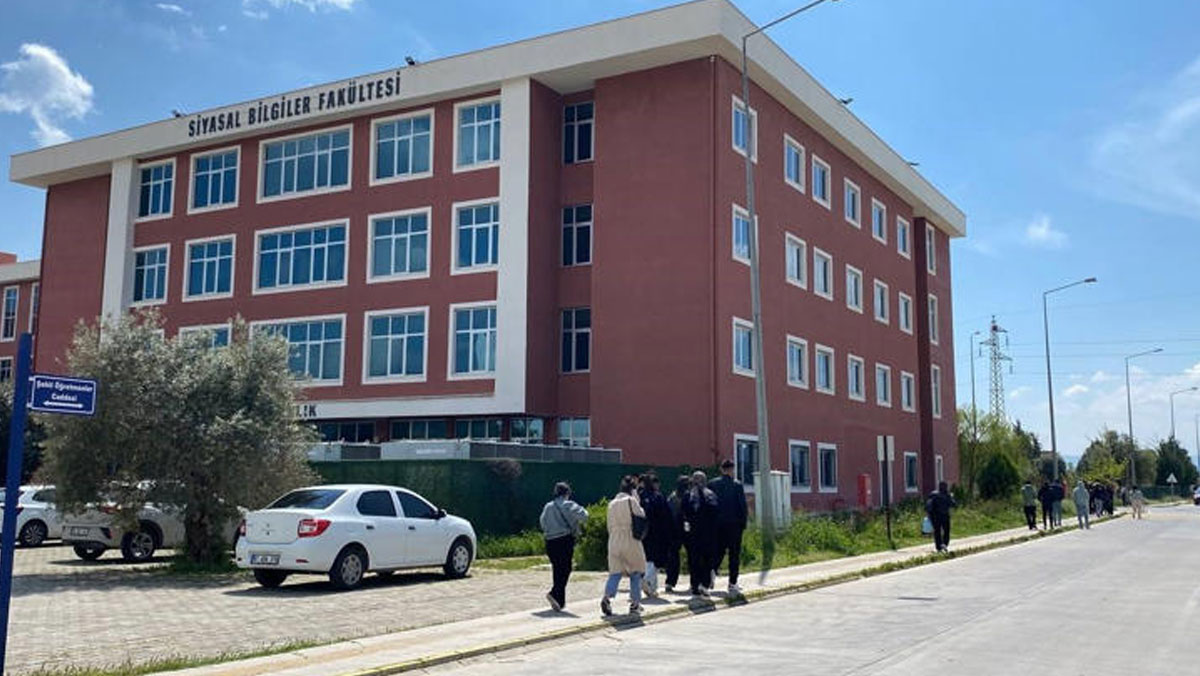 Türkiye'de Tartışma Yaratmıştı: Başörtüsü Yorumlarıyla Görevden Uzaklaştırılan Akademisyen!