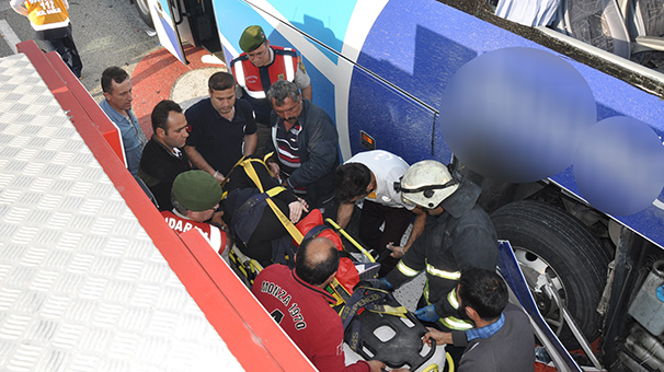 Bursa'da yolcu otobüsü TIR'la çarpıştı