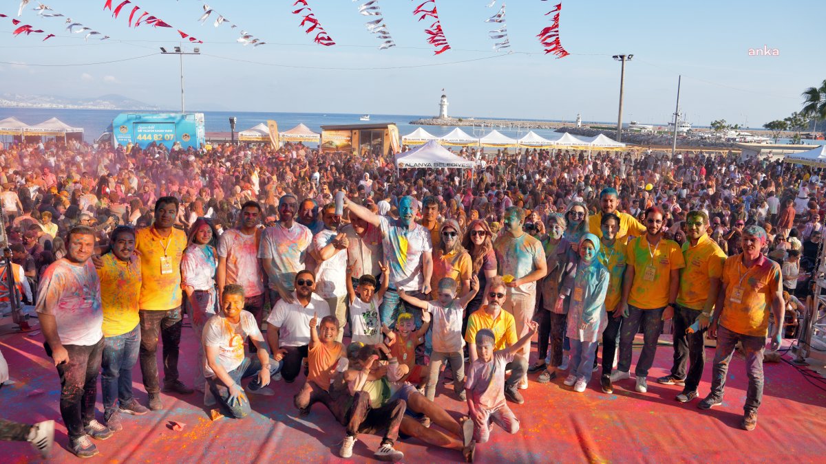 Alanya'da Uluslararası Çocuk Festivali Renkli Bir Boya Partisiyle Sona Erdi