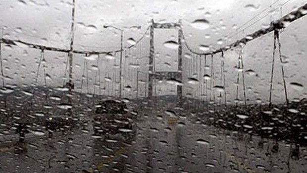 Yağmur bastırdı, İstanbul trafiği kilitlendi!