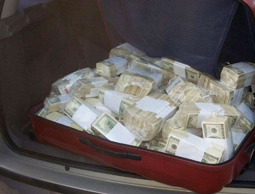 Eski bakan para dolu bavulla yakalandı