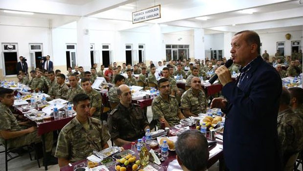 Erdoğan Silopi’de askerlerle iftar yaptı