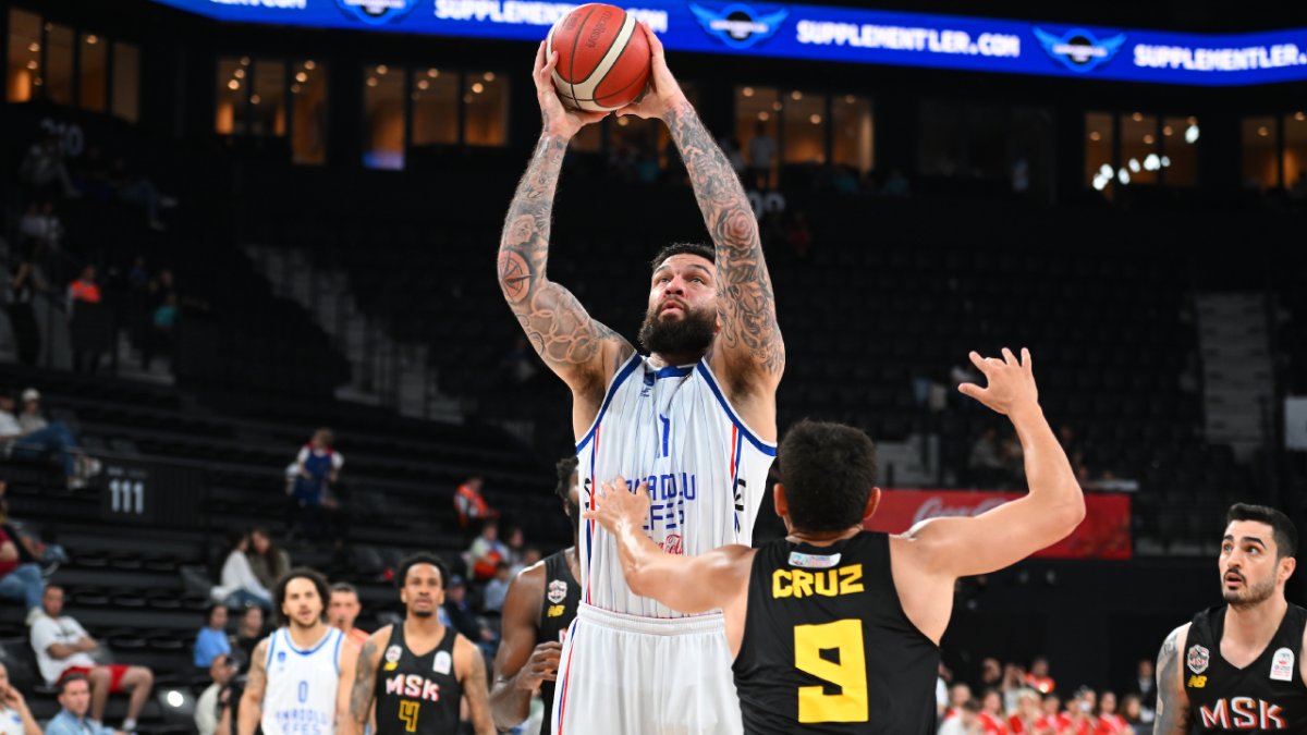 Anadolu Efes, Mersin Spor'u Devri Geçti: Seride 1-0 Öne Geçen Şampiyonluk Adayı!