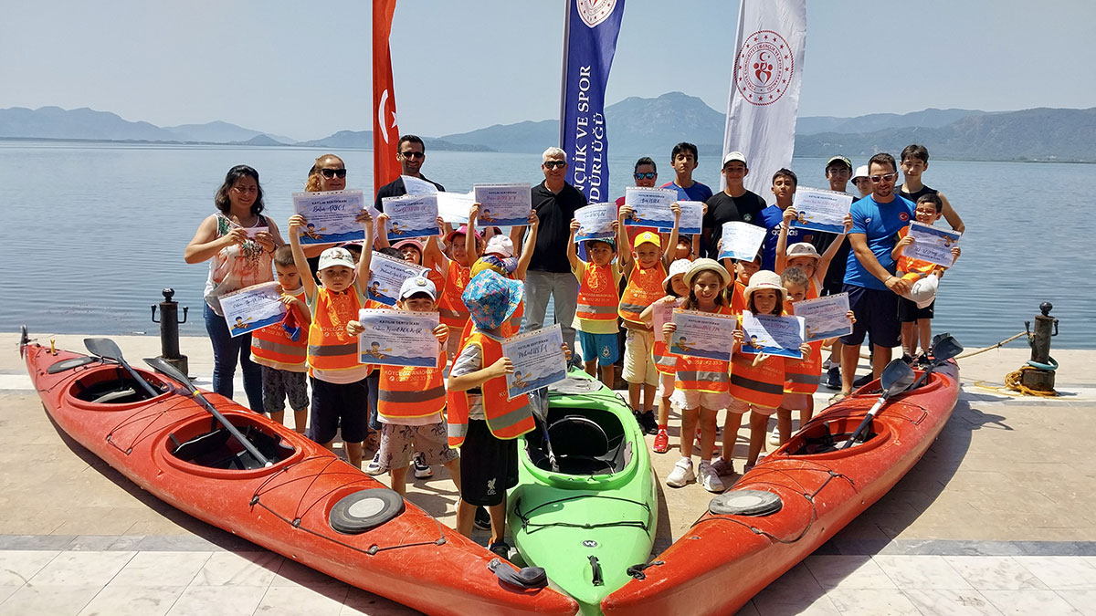 Muğla'da Minik Kalplerden Göl Sürprizi: Anaokulu Öğrencileri Kano Keyfi Yaptı!