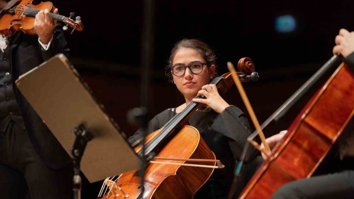 Çelloyla haykırış: Adasu Akın kadın şiddetine 'dur' dedi