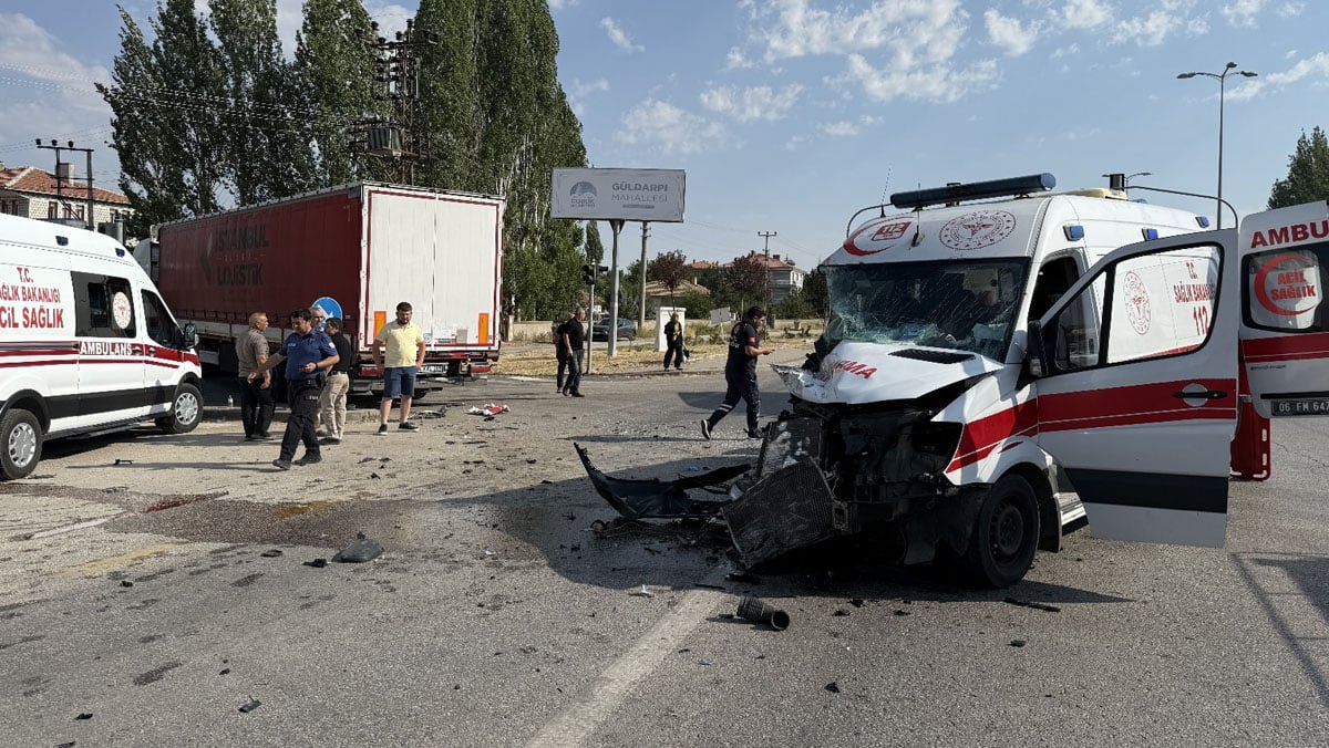 Ankara Çubuk'ta TIR Kazası: Ambulansa Vuran TIR, 3 Sağlık Çalışanını Yaraladı!
