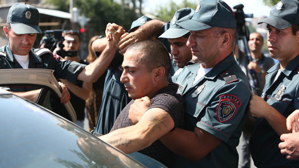 Ermenistan karıştı! 136 gözaltı