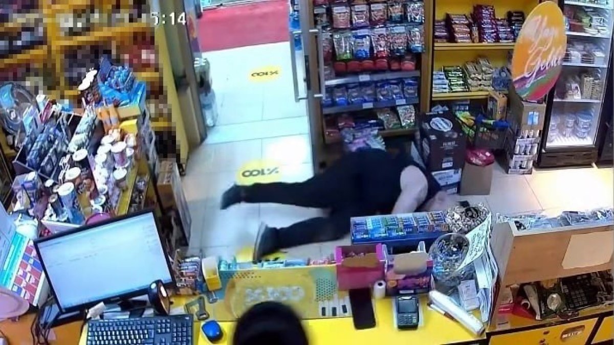 Gülerken bir anda yere yığıldı!  Orada hayatını kaybetti