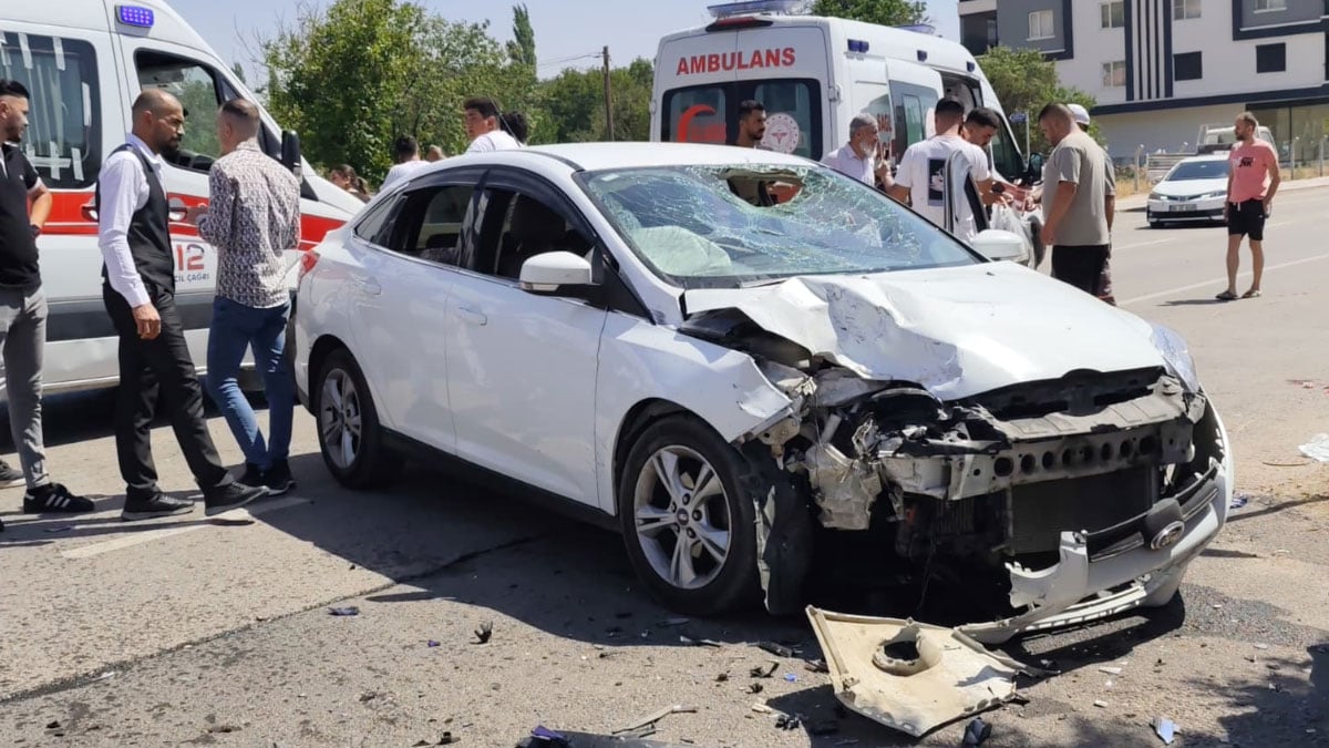 Aksaray’da otomobil ile motosiklet çarpıştı: Genç sürücü hastaneye kaldırıldı