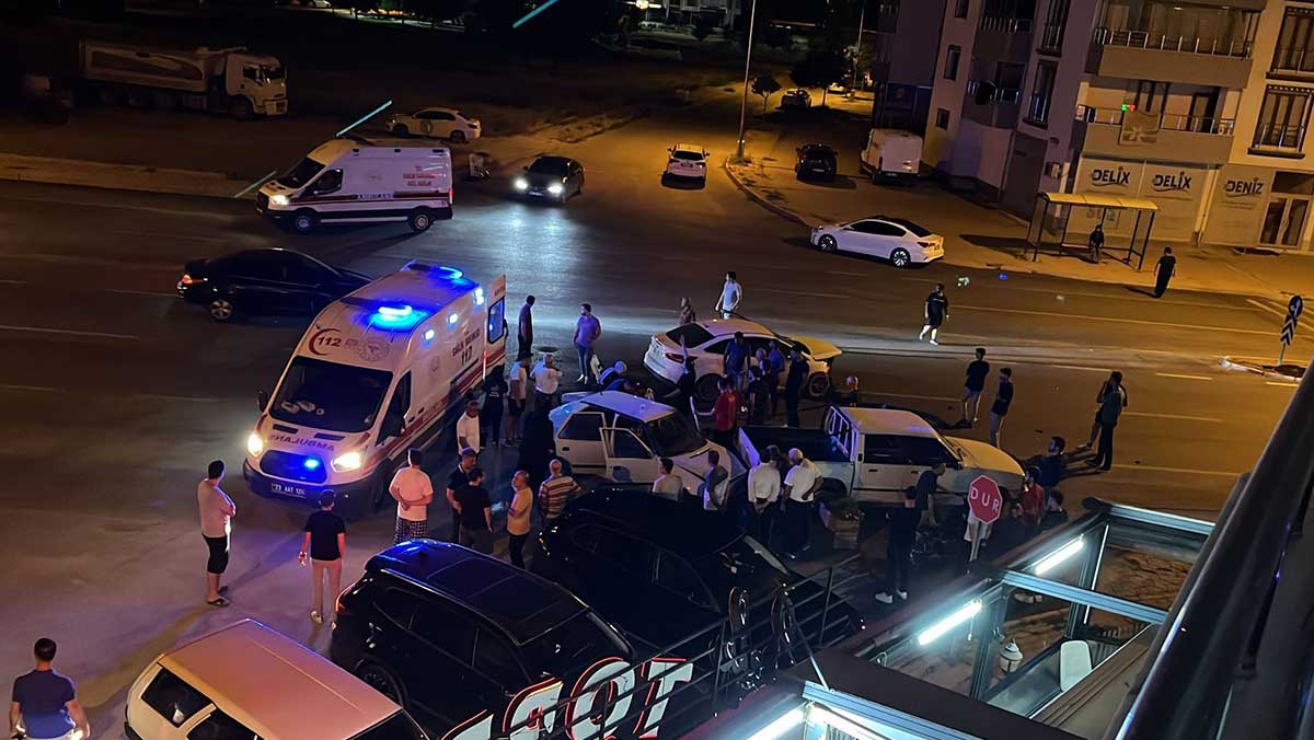 Araçlar peş peşe birbirine girdi