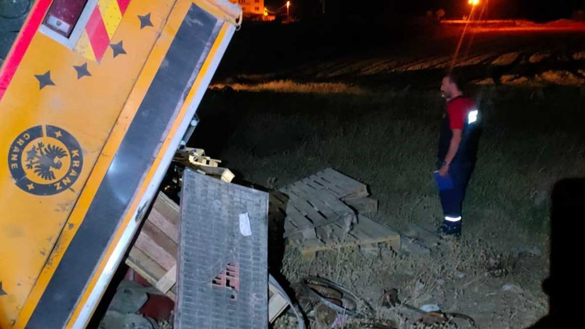 Siirt'te vinç devrildi