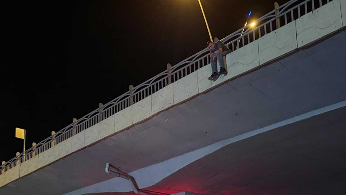 Köprüden atlamak isteyen şahsı polis ikna etti