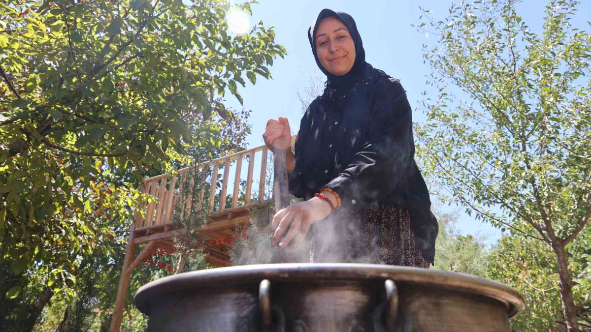 Sigara içenlere doğal çözüm: 7 saat kazanda pişirilerek hazırlanıyor