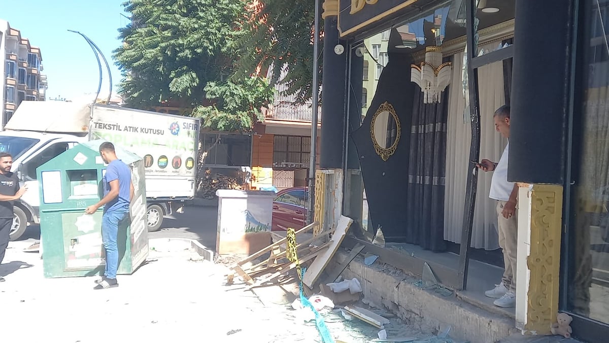 Aksaray’da korkunç kaça kaz! Motosiklet cam vitrine savruldu: 3 yaralı