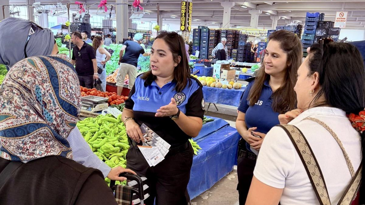 Toplum Destekli Polisler kapalı pazarda dolandırıcılara karşı bilgilendirdi
