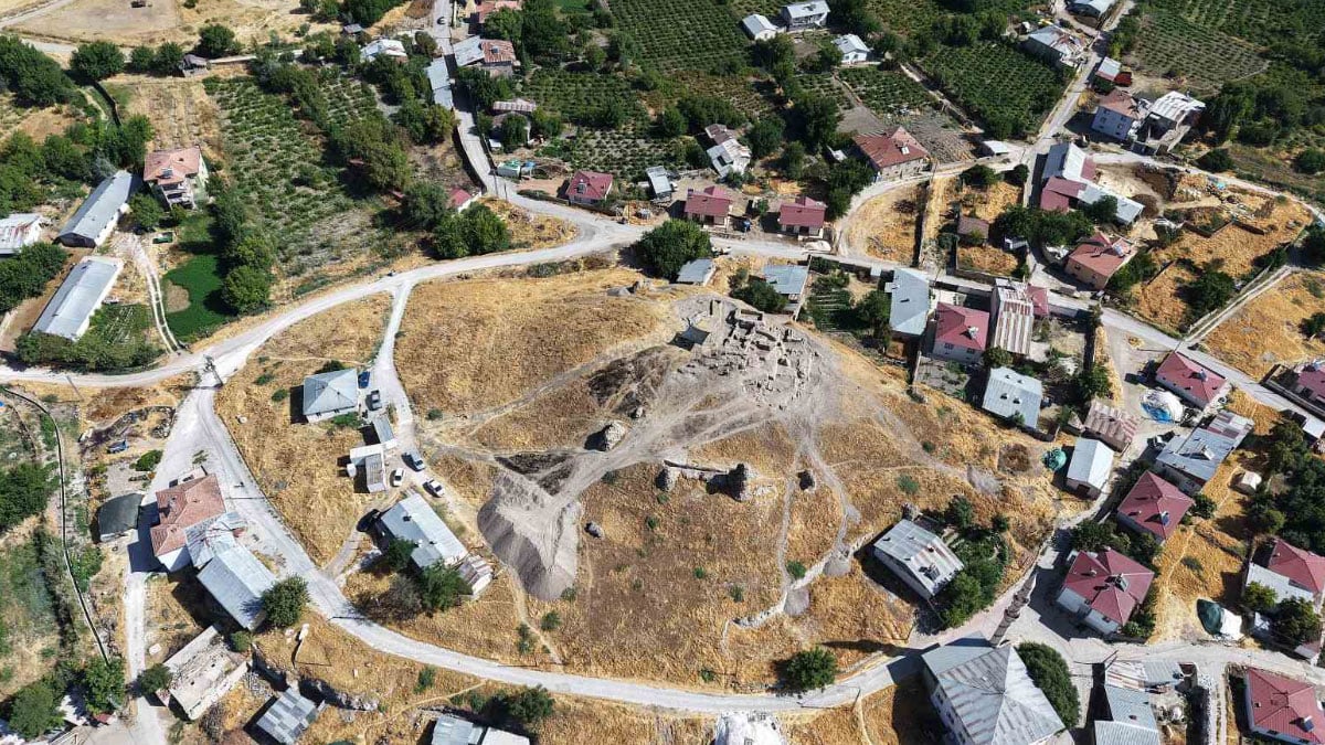 6 bin yıllık tapınaktan sonra Tadım Kalesi’nde insan ve hayvan kemikleri ortaya çıktı