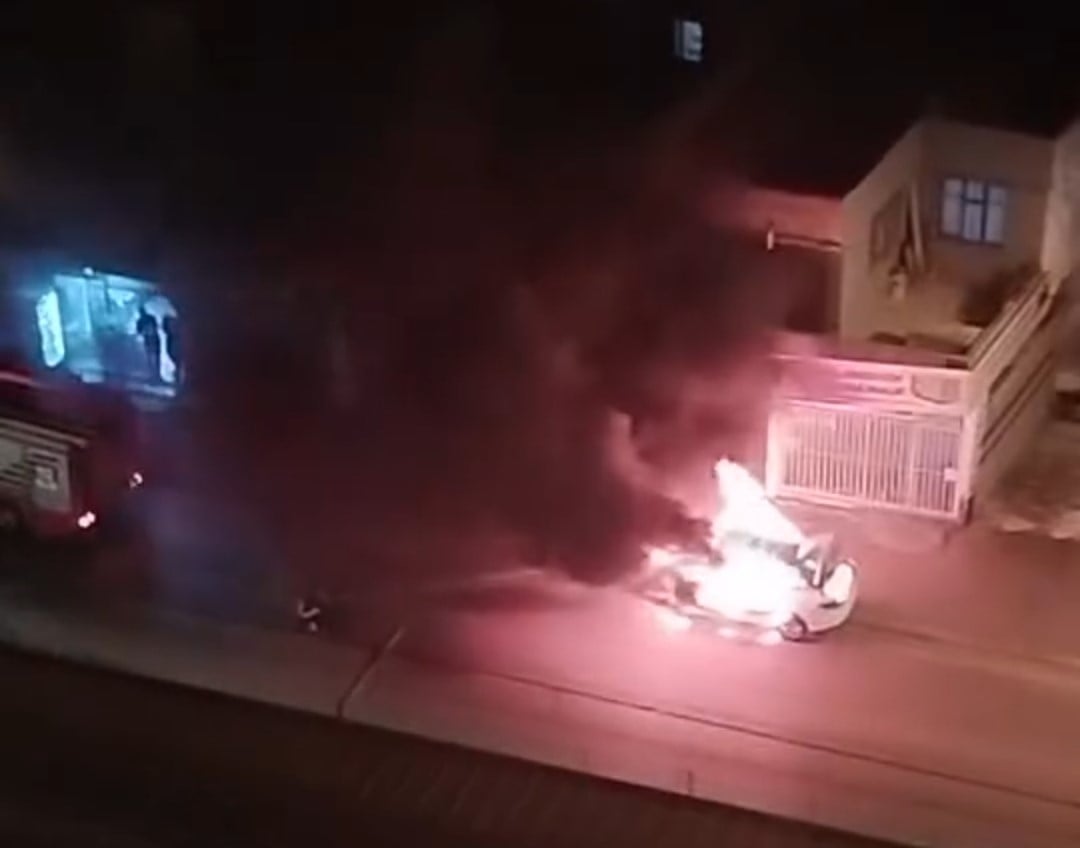 Adana'da otomobil alev alev yandı