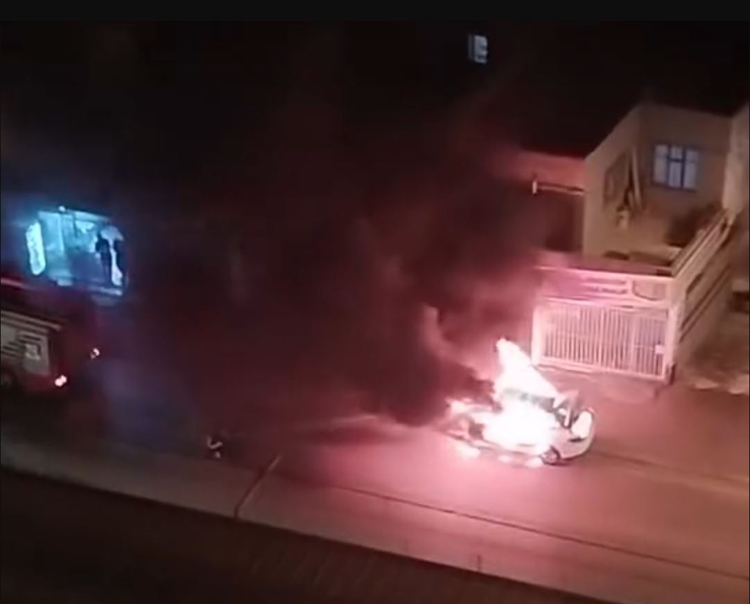 Adana’da otomobil alev alev yandı