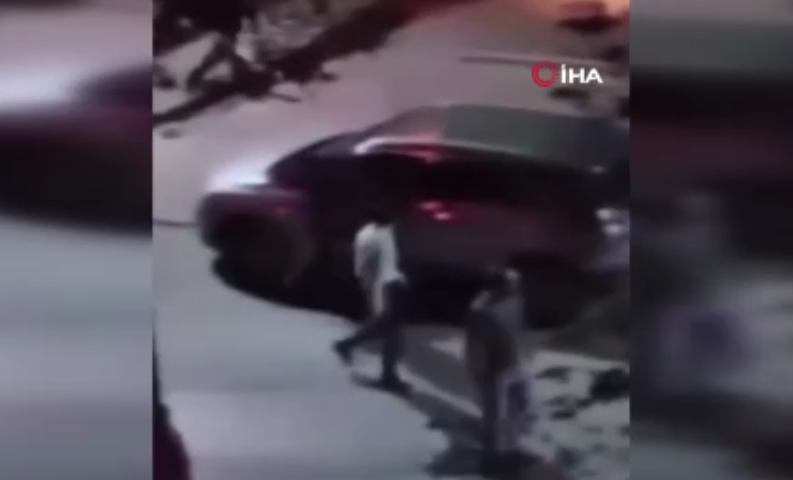 7 kişi bir adamı dakikalarca dövdü