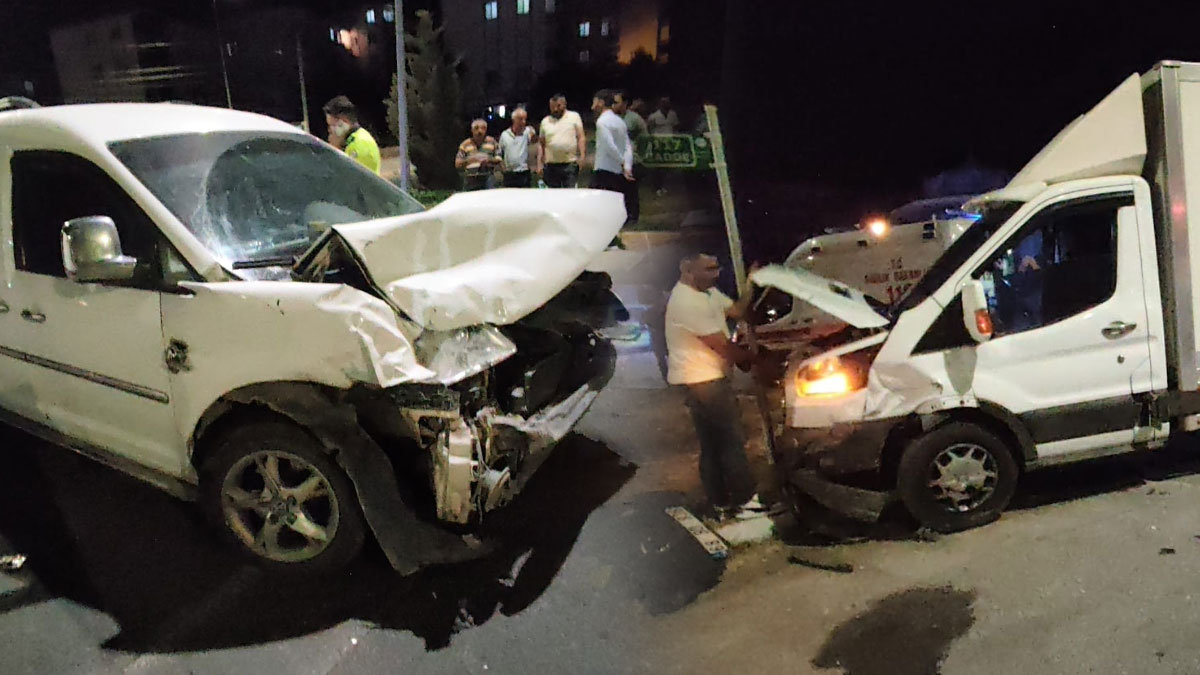Aksaray’da ticari kamyonetler çarpıştı: 1 yaralı