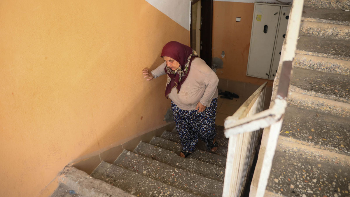 Yıkılacak binada üzen çaresizlik! Bina boşaltıldı, bir tek o kaldı