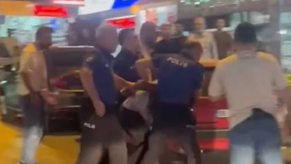 Kesici aletlerle ambulansa saldırdılar