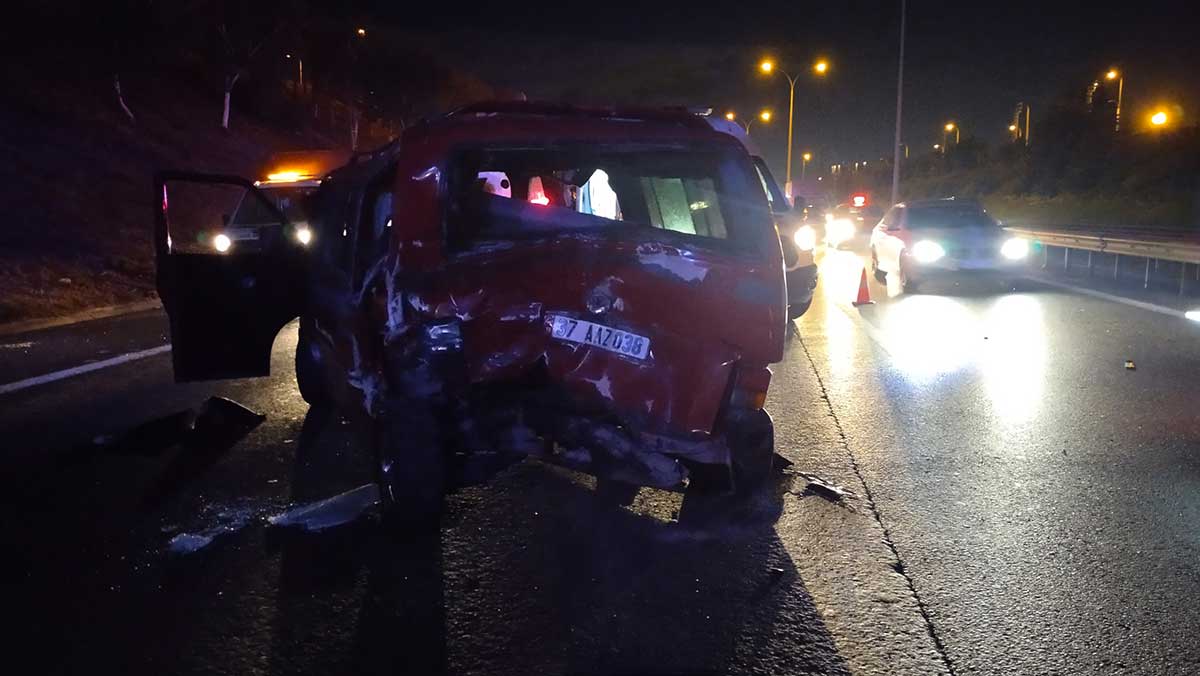 Sultanbeyli'de 2 minibüs birbirine girdi