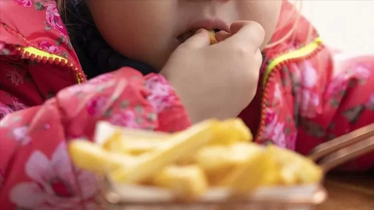 Uykudan önce abur cubur ömrü bakın nasıl tüketiyor