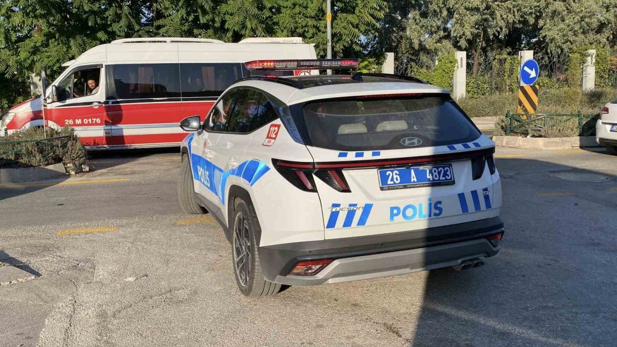 ’Dur’ ihtarına uymayan sürücü polisten kaçarken camdan öyle bir şey attı ki...