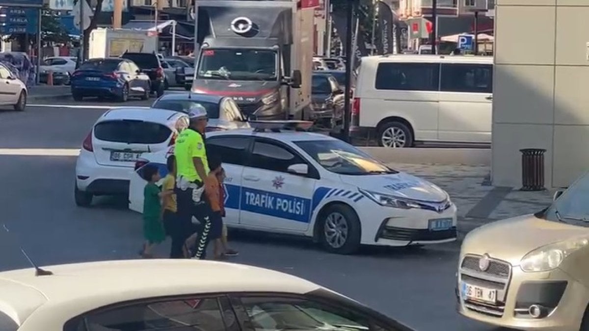 Trafik polisinden yürek ısıtan görüntü!