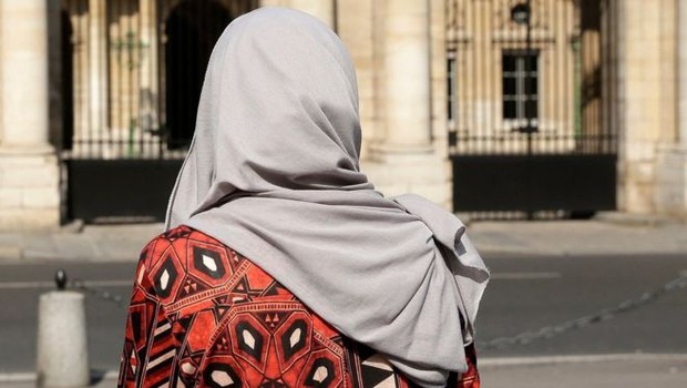 Paris'te Müslüman kadına çirkin muamele!
