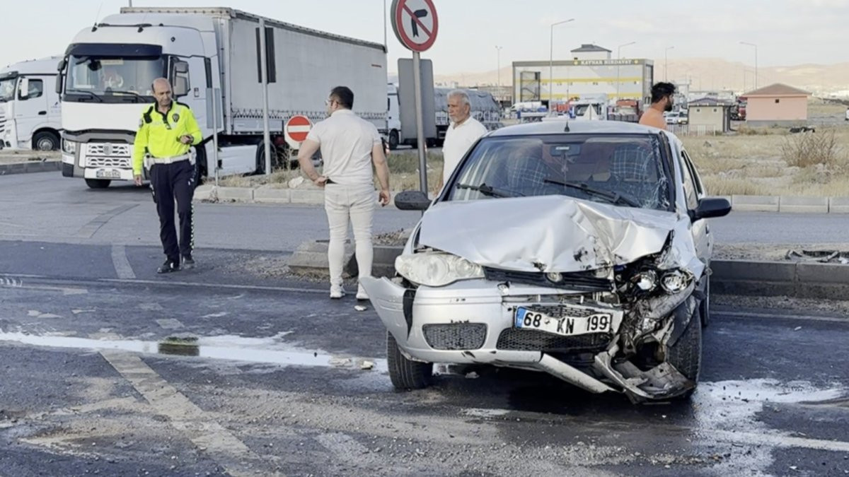 Aksaray’da kavşakta kaza: Otomobil ile tır çarpıştı, 3 yaralı