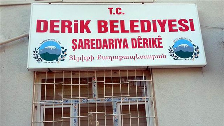 Derik Belediyesi’nin tabelası yeniden değişti