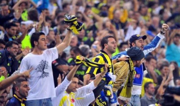 Fenerbahçeli taraftarlara saldırı