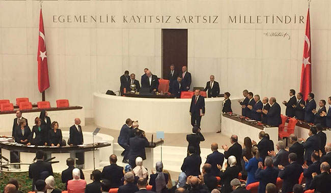 CHP ve MHP Erdoğan'ı ayakta alkışladı