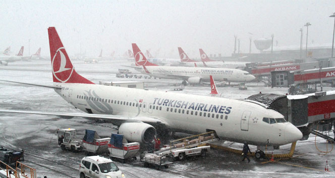 Uçak seferlerine kar iptali