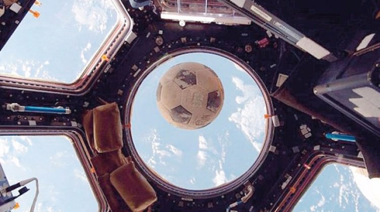 Uzay istasyonunun camına futbol topu çarptı