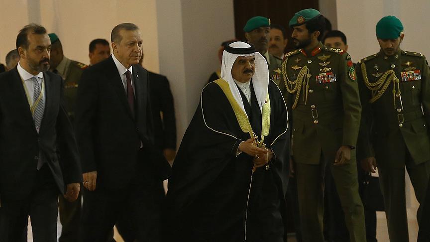 Erdoğan, Bahreyn'de resmi törenle karşılandı