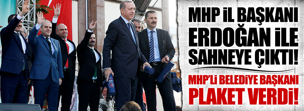 MHP İl Başkanı Erdoğan ile sahneye çıktı, Belediye Başkanı plaket verdi